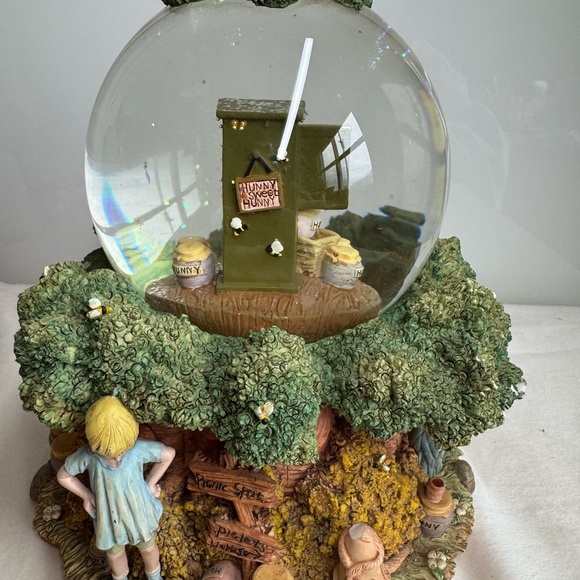 Rare  Disney Classic Winnie the Pooh and Friends Treehouse Musical Snow Globe - Picture 5 of 11